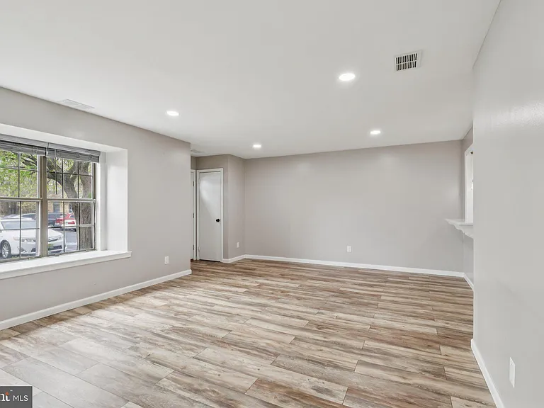 165 Wyndham Pl — Photo 7