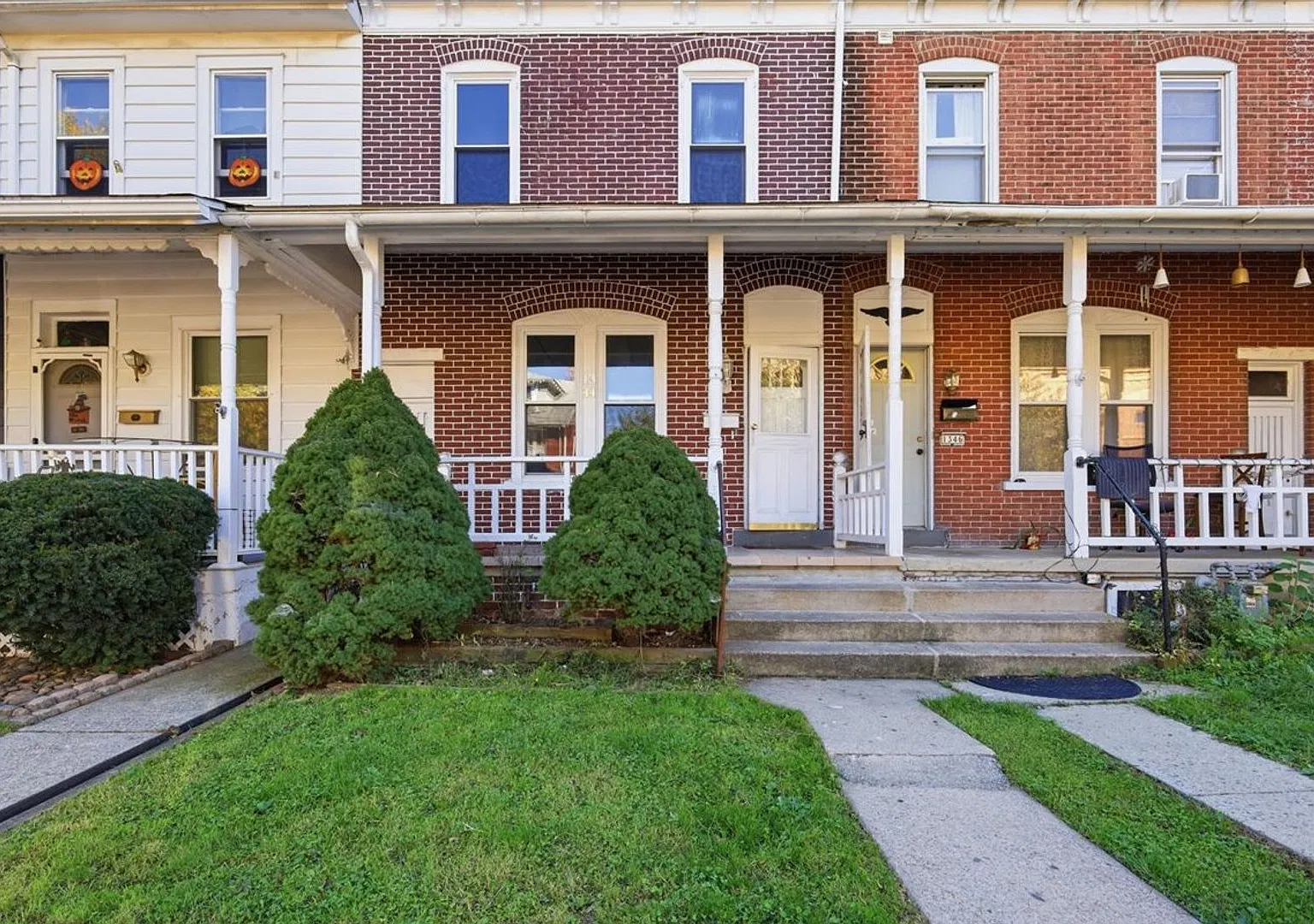 Spacious 5-Bedroom, 2 Full-Bath Twin Home with One-Car Garage for Rent! — Photo 1