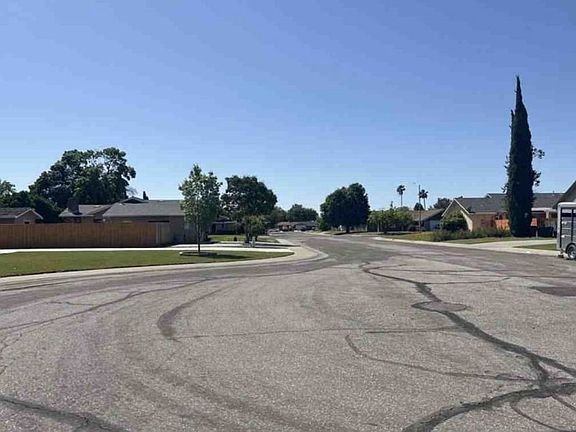 Exterior Neighborhood (street photo)