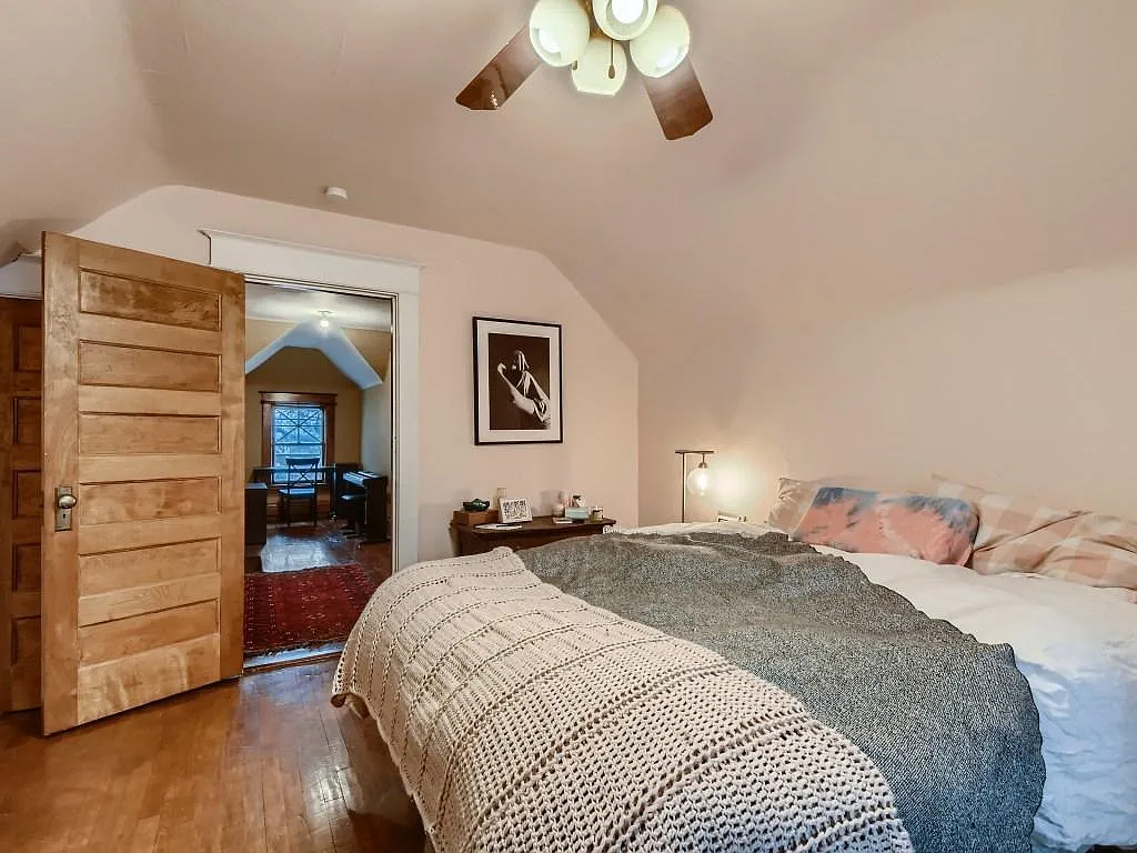 4 bed, 2356 sqft, $2,650 — Photo 4
