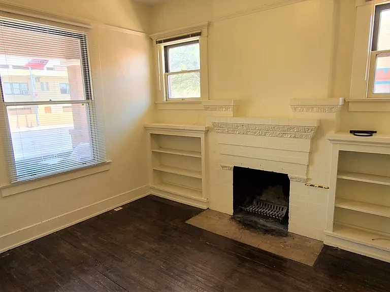 Euclid Ave - A 4 bedroom 2 bathroom Historic house with AC — Photo 10