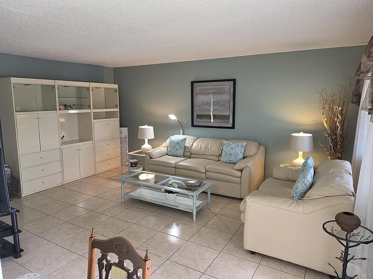 15 Markham Cres #A — Photo 4