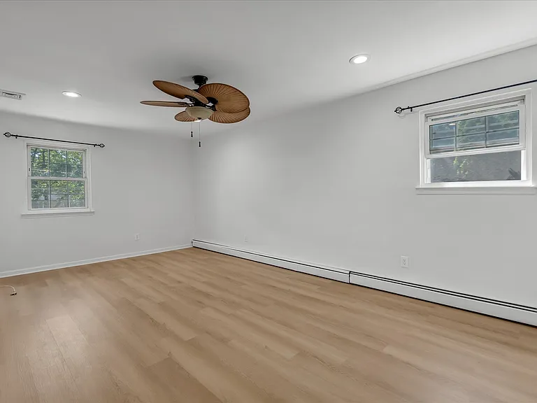 217 Bellerose Ave — Photo 12