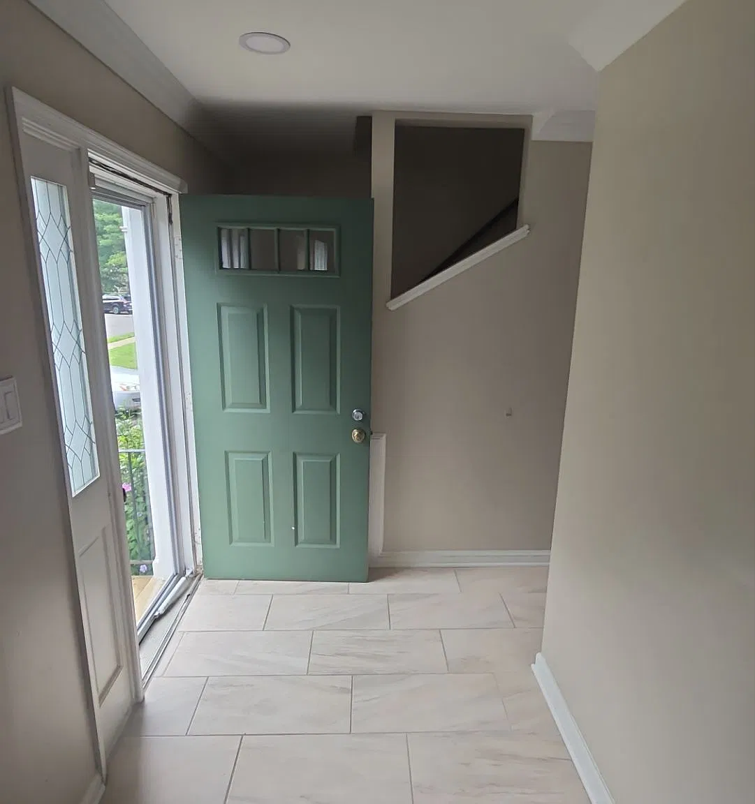 3 Level Townhouse with Views — Photo 3