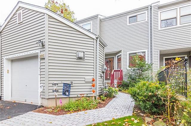 1st image of 225 Horseshoe Cir