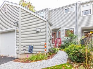 225 Horseshoe Cir, Ossining, NY 10562