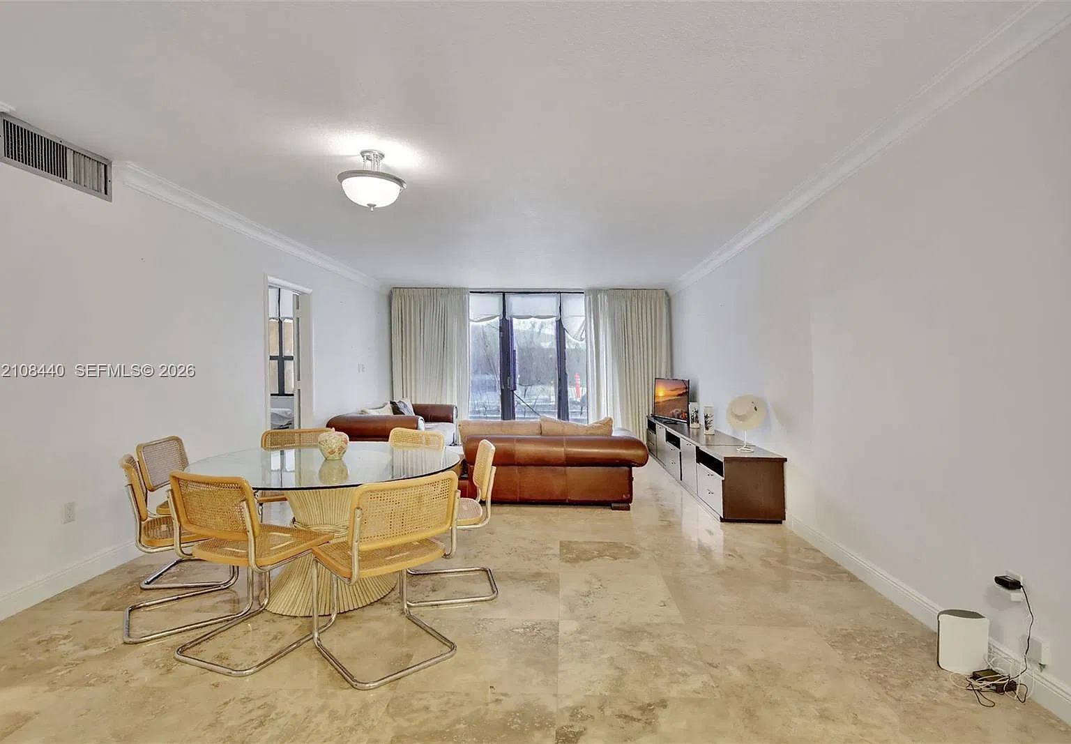 Balmoral Condo — Photo 1