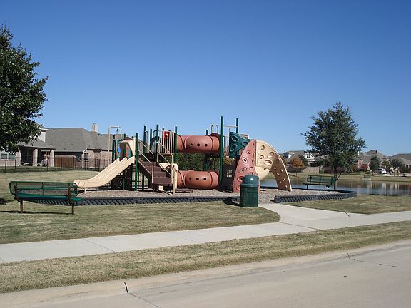 4th image of 320 Highland Meadows Dr