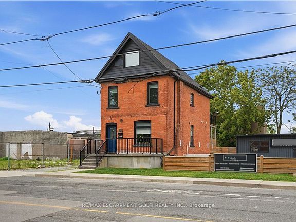 3rd image of 198 Dundurn St S