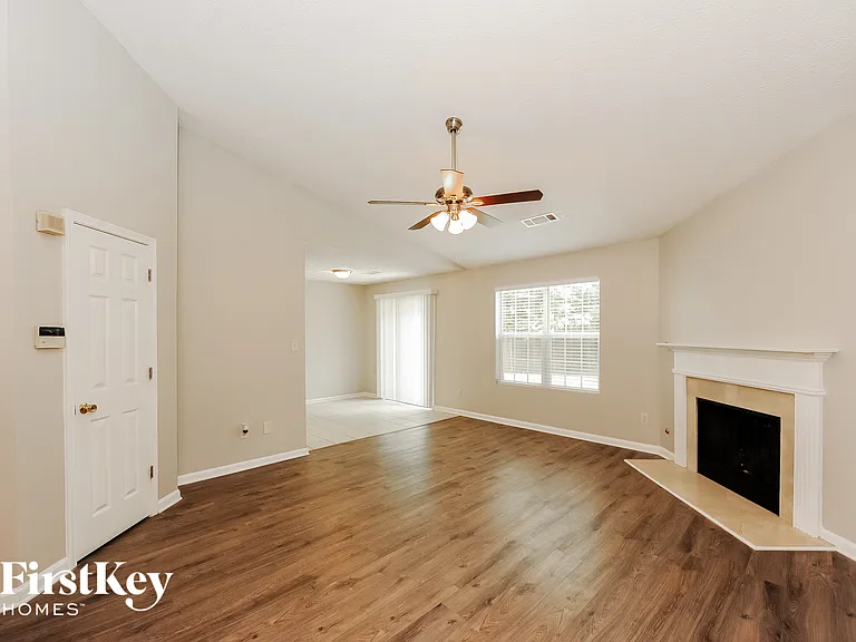 5255 Hillcrest Glenn Dr — Photo 3