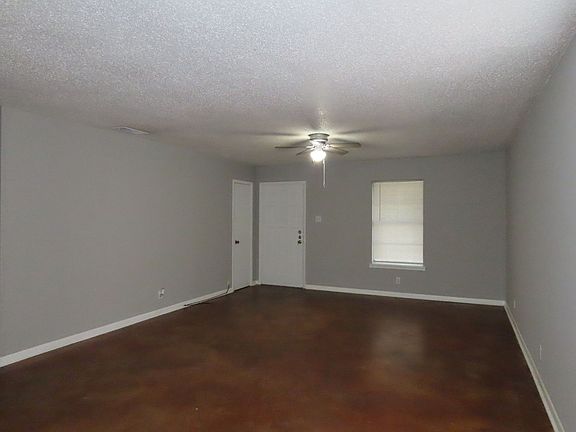 3rd image of 810 Fleetwood St