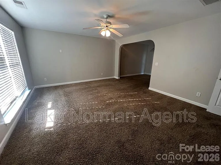 909 Rucker Cliff Dr — Photo 2
