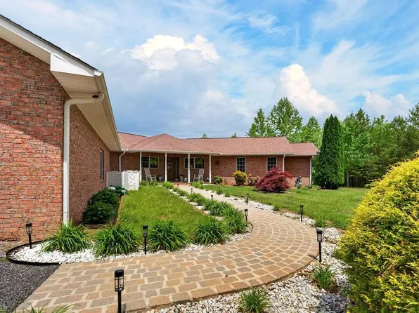 1102 Bear Creek Ln, Pinnacle, NC 27043
