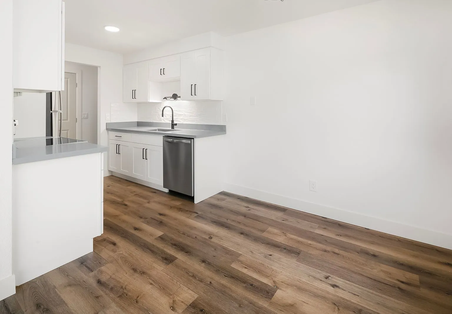 2 bed, 900 sqft, $2,790 — Photo 3