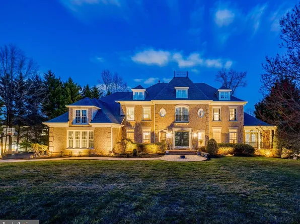 2760 Marshall Lake Dr, Oakton, VA 22124