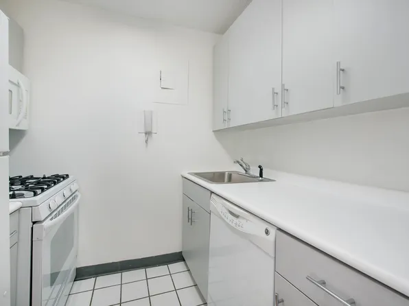 429 East 52nd Street 17E image 2 of 4