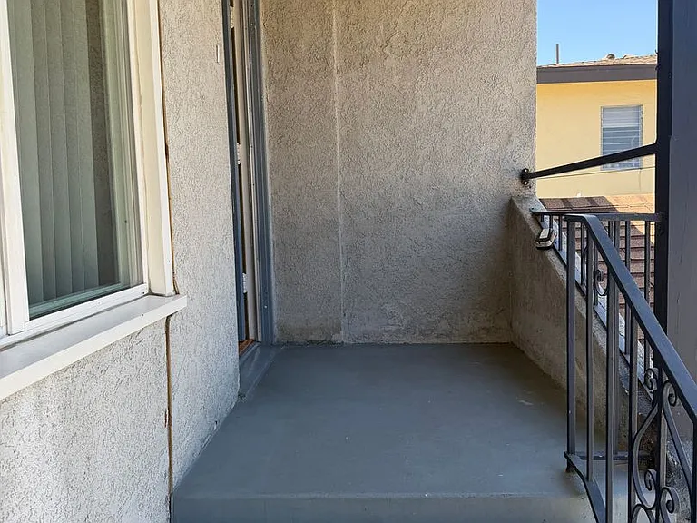 1056 Linden Ave — Photo 2