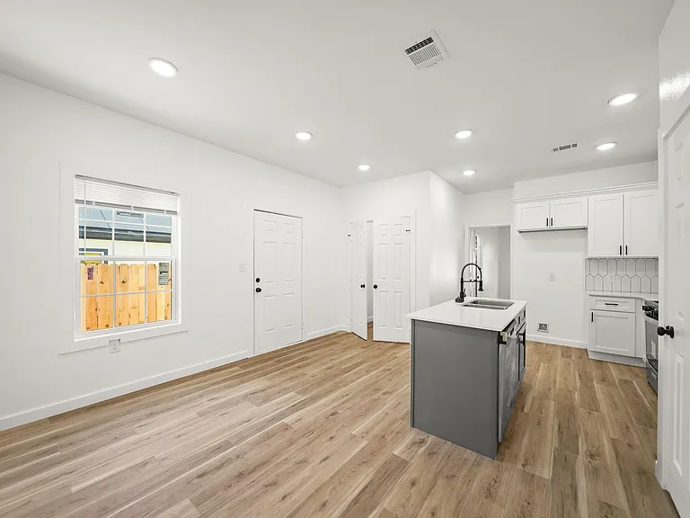 1512 W Blum St #A — Photo 9