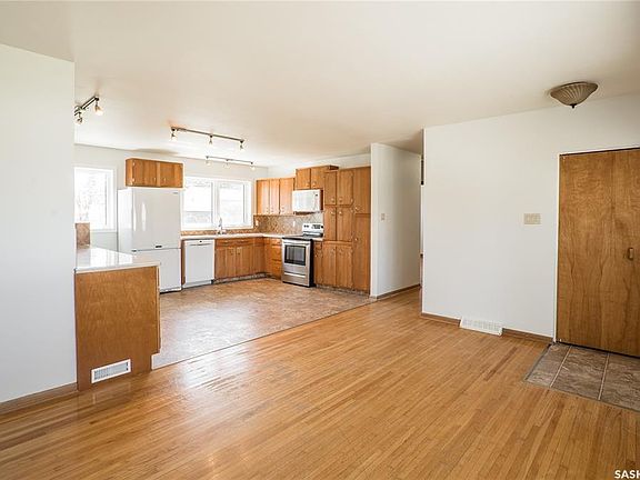 5th image of 132 Montreal Ave S