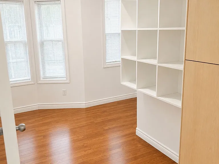 562 Bathurst St — Photo 3