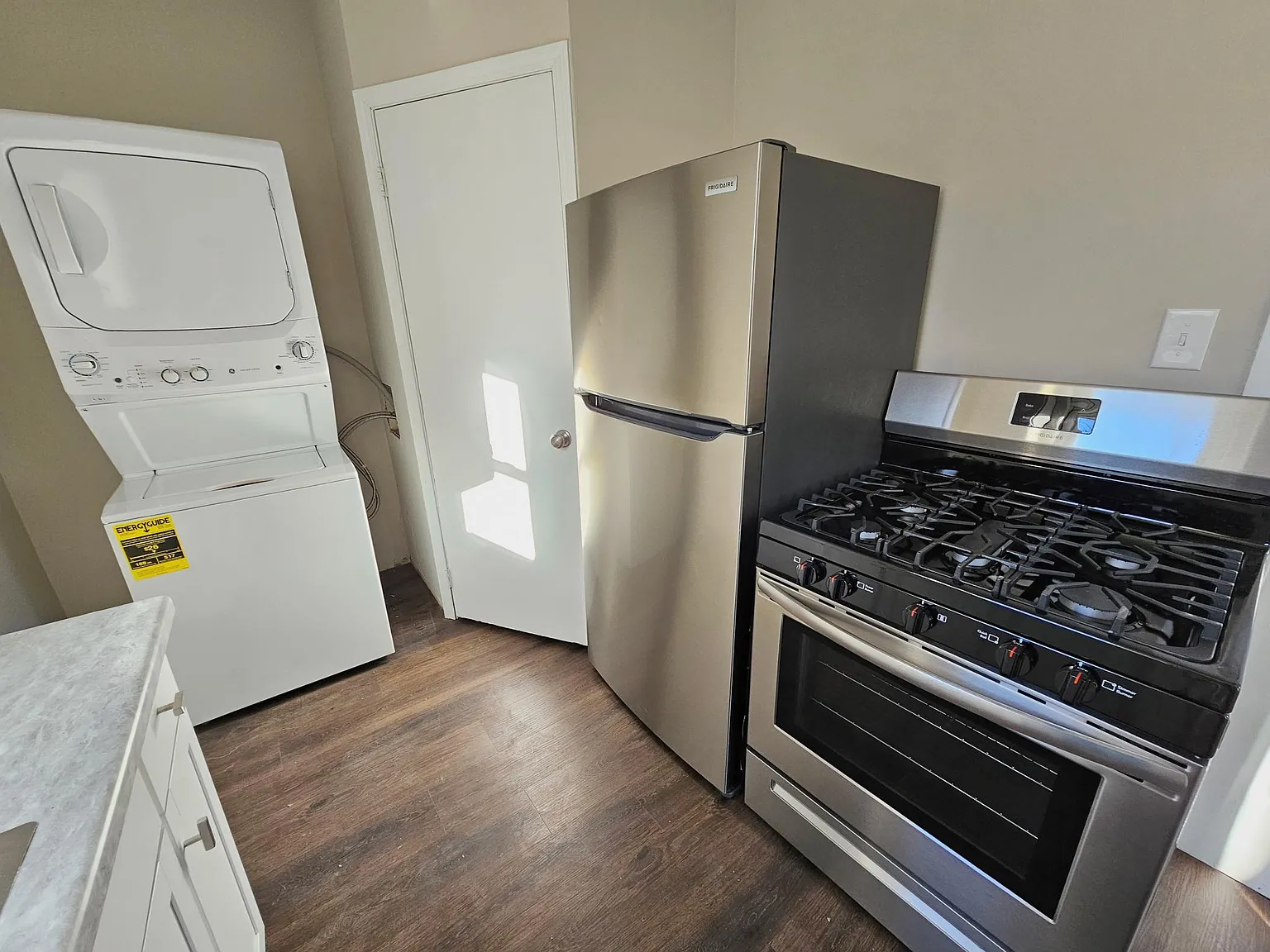 2 bed, 890 sqft, $900 — Photo 4