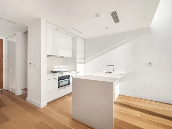 301 East 61st Street image 10 of 12