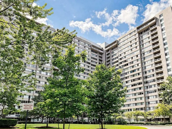 3590 Kaneff Cres #313, Mississauga, ON L5A 3X3