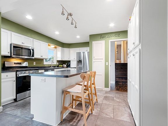 5th image of 914 N 8th Pl