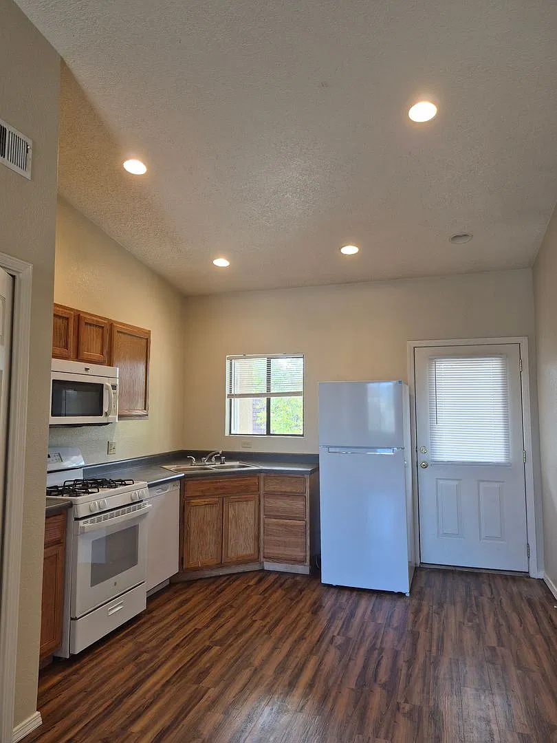 Three Bedroom Apartment — Photo 4