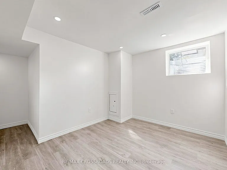1496 Simcoe St N — Photo 31