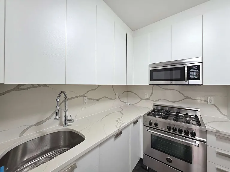 1418 W 4th St #3A — Photo 1