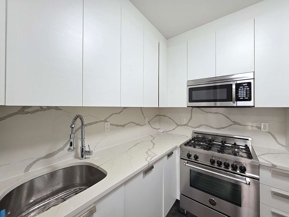1st image of 1418 W 4th St APT 3A