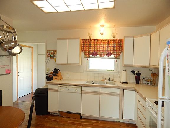 5th image of 423 E Empire Ave