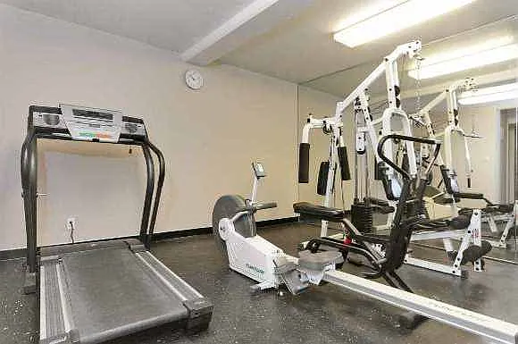 Brentwood Crown Towers — Photo 5