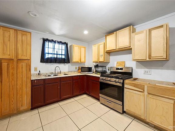 2nd image of 1002 Carlos Cir