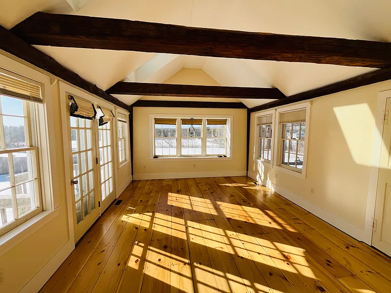 Amazing sun room off kitchen (access to backyard which is fenced off)