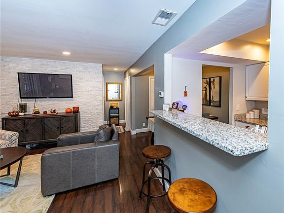 3rd image of 49 Berkshire Ct APT 4C