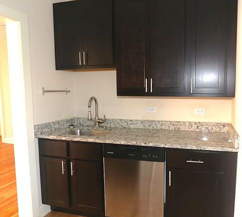 2nd image of 4040.5 N Ashland Ave #M04r