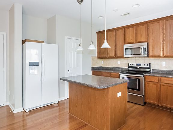 3rd image of 137 Silverspring Pl