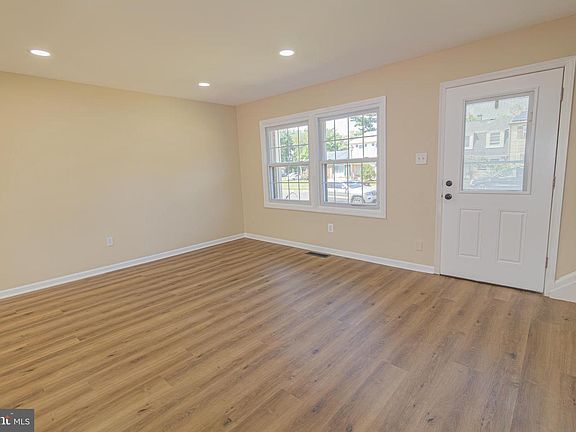 4th image of 9 Raeburn Ln