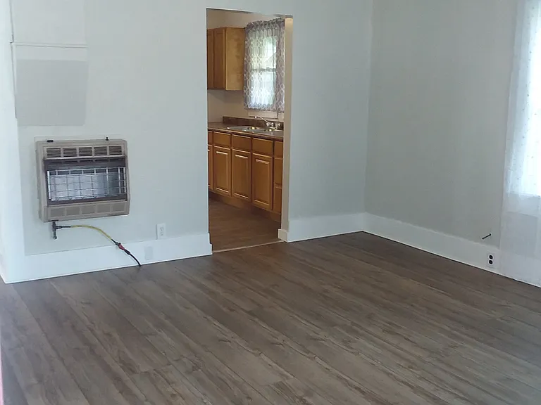 711 W Mill St — Photo 2