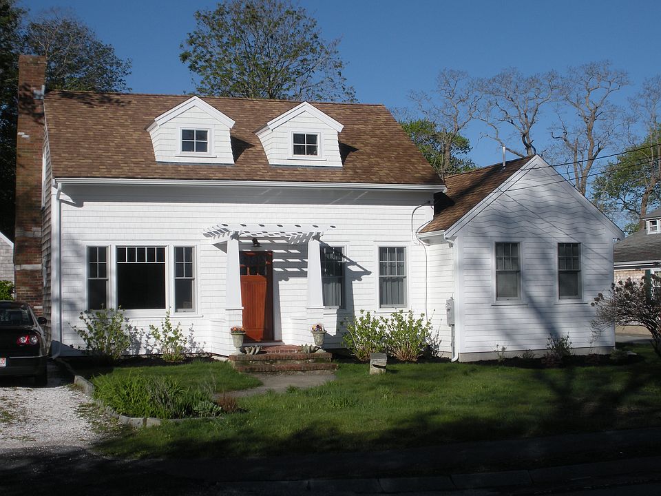 Please note driveway is now paved with cobblestone apron.