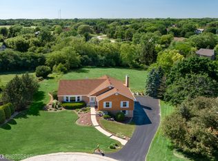 19 N Highview Cir, Hawthorn Woods, IL 60047