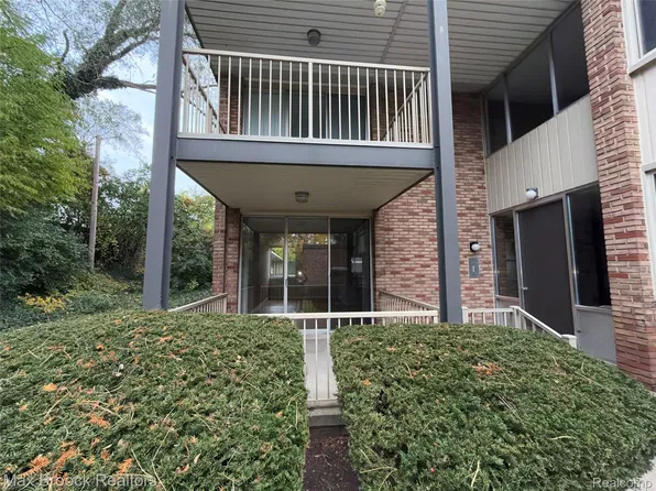 4049 W Maple Rd, Bloomfield Hills, MI 48301