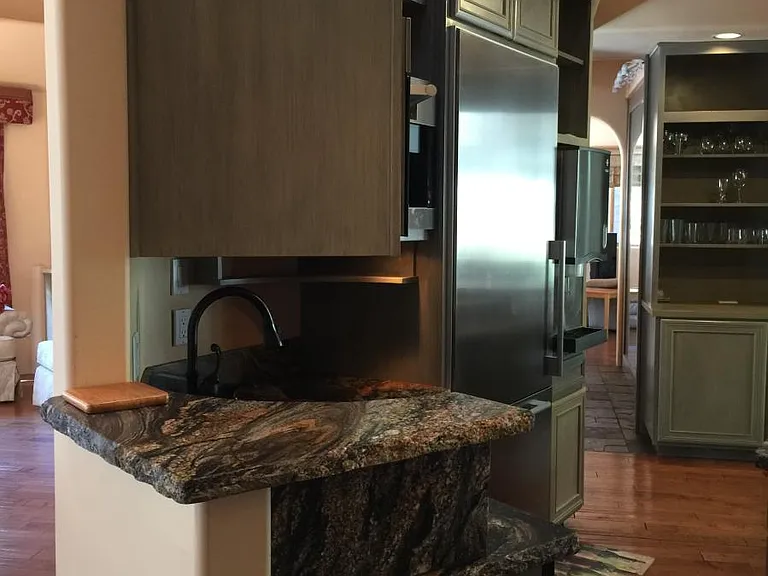 756 Lakeshore Blvd — Photo 3