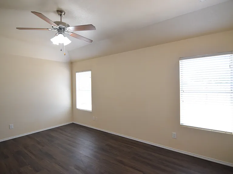 300 Curtis Dr — Photo 12