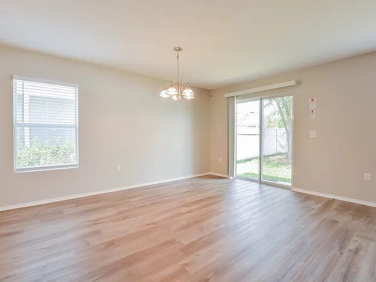 1617 Strathmore Cir — Photo 5