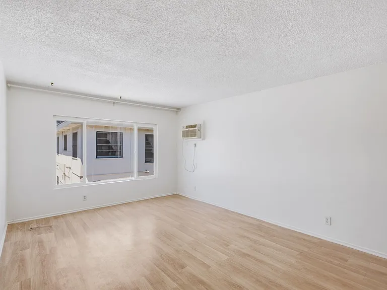 Lillian Way Apartments — Photo 2