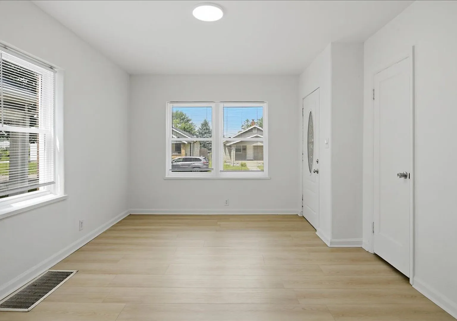 1509 - 1511 N Chester Avenue — Photo 3