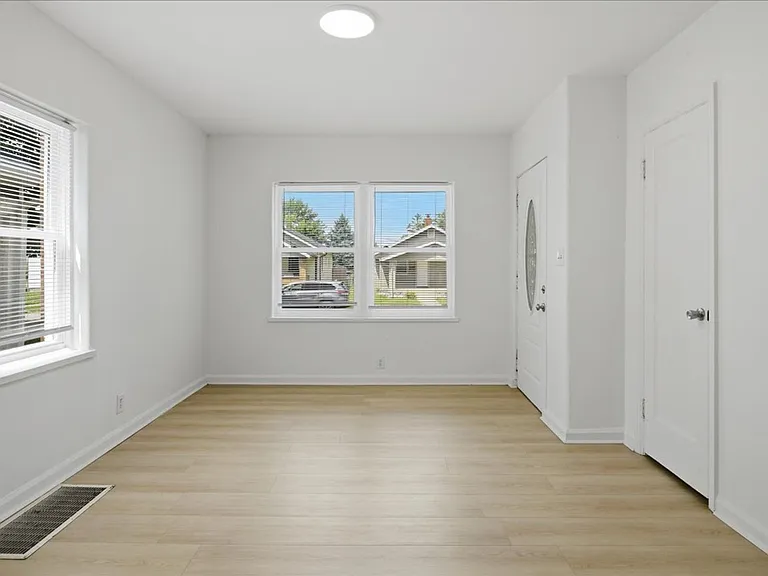 1509 - 1511 N Chester Avenue — Photo 3